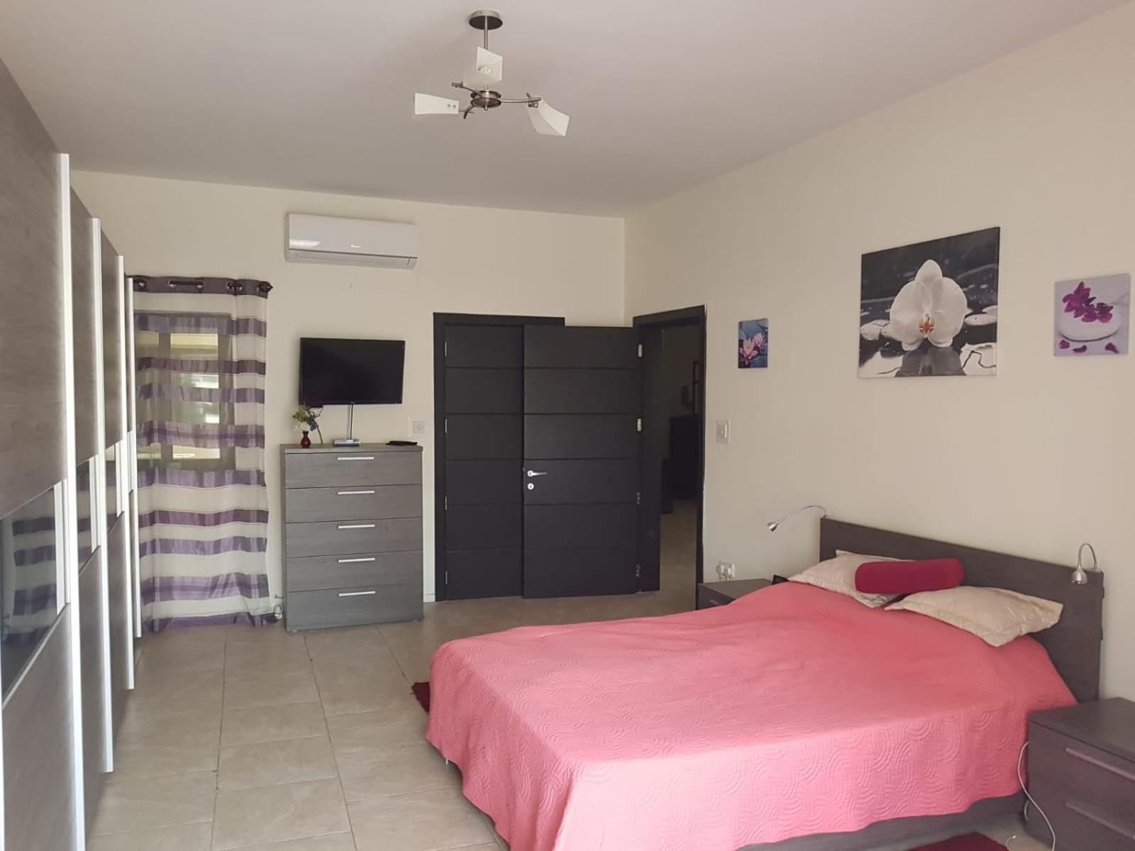 Apartamento Inessa'S Flat Pietà Exterior foto